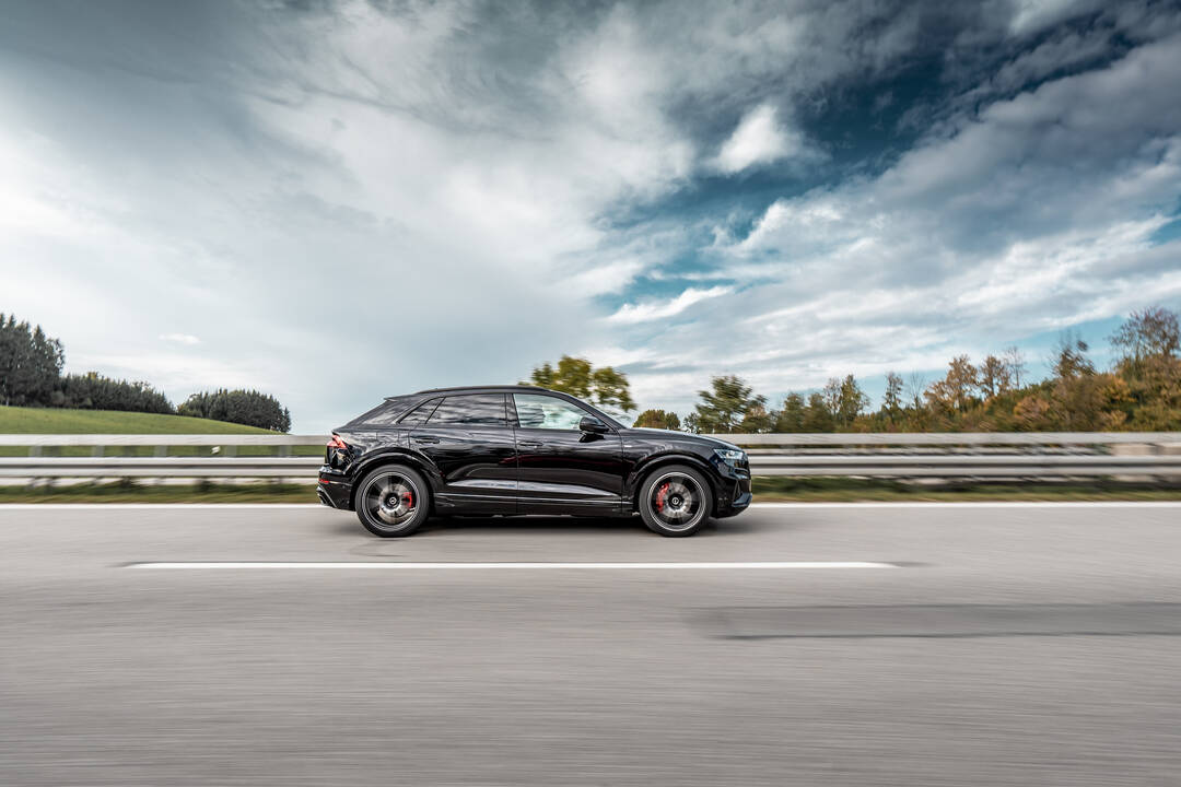 Audi_Q8_schwarz_FR_herbst-29