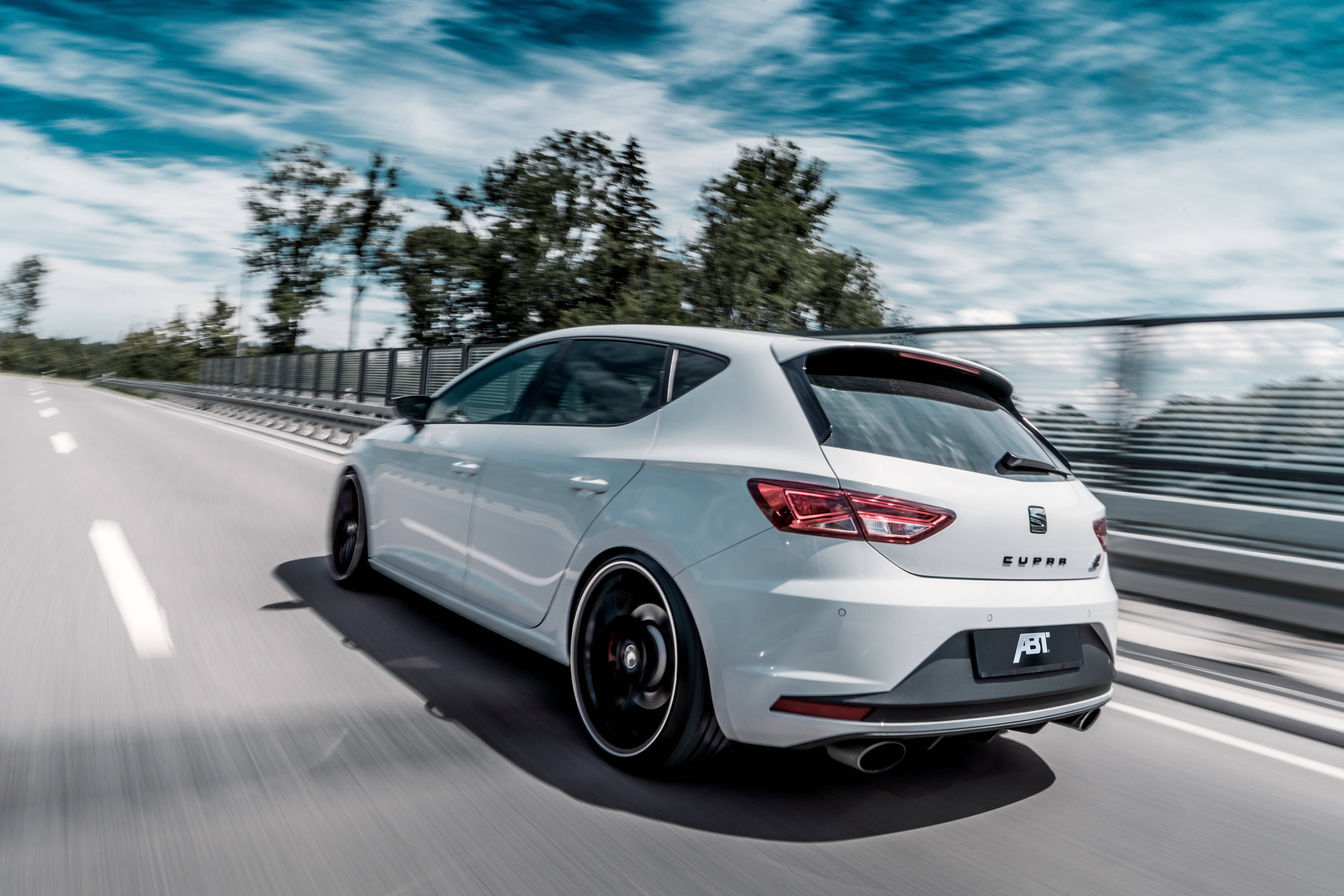 Leon King Abt Mobilisiert 370 Ps In Der St Cupra 300