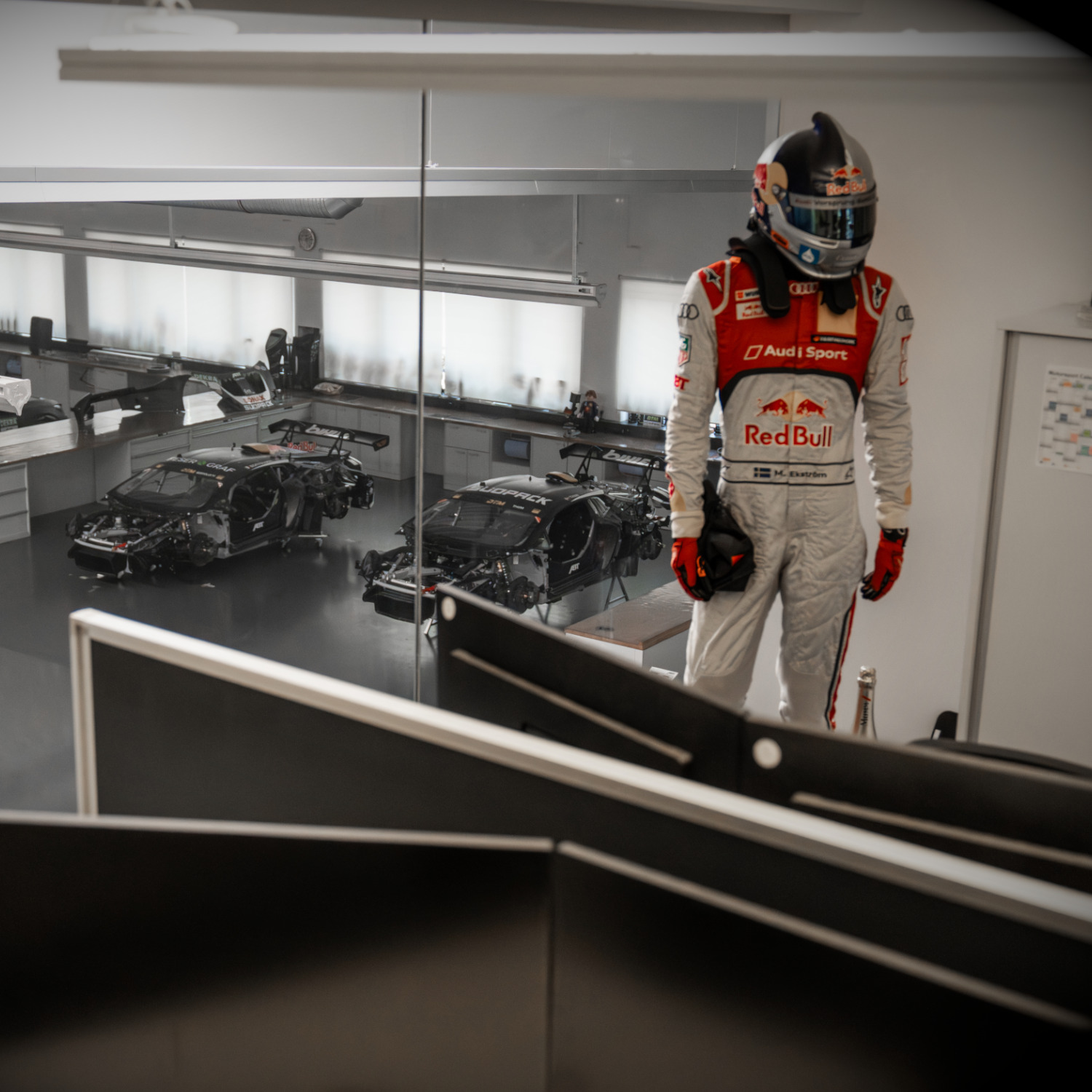Blick aus den Büros in die Motorsporthalle