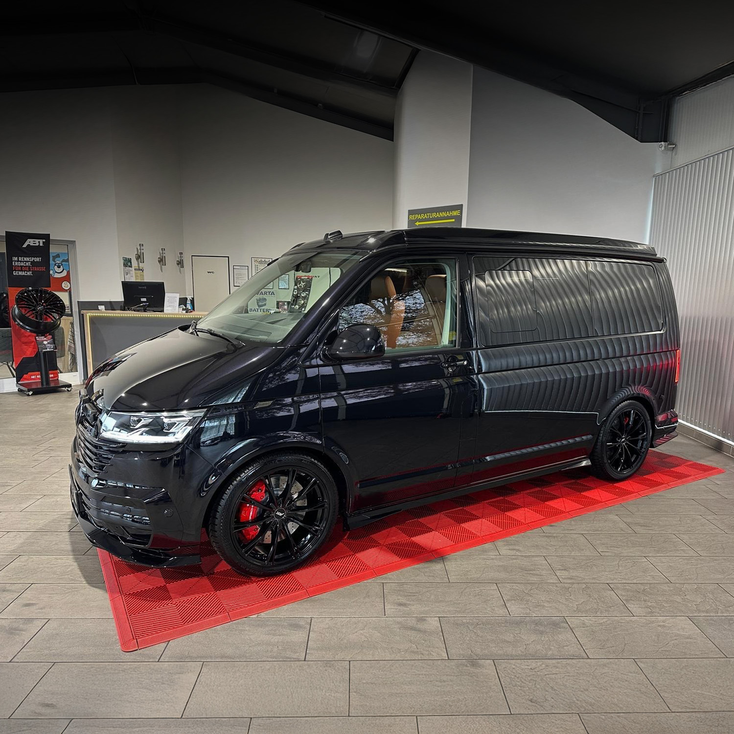 VW T6.1 "Porsche California Alpine" - Deep Black Metallic - ABT Paket